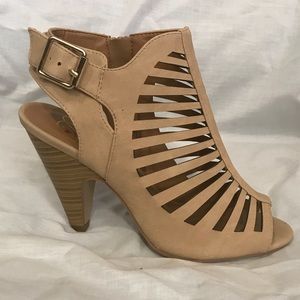 Basic Nude heel shoe